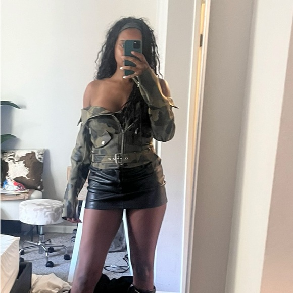 CAMO FAUX LEATHER OFF THE SHOULDER BIKER JACKET - Picture 3 of 3